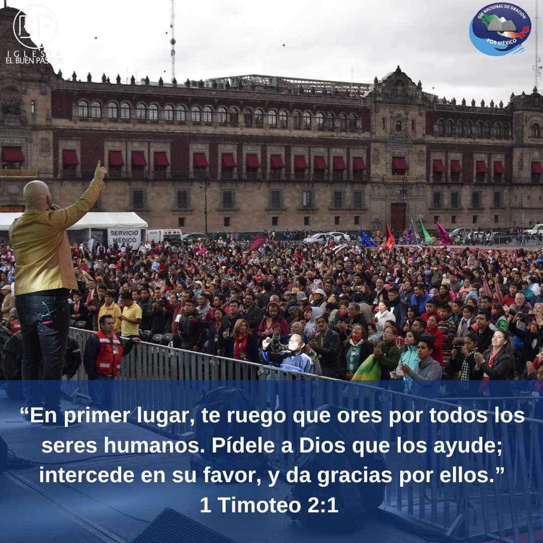 Personas orando por México